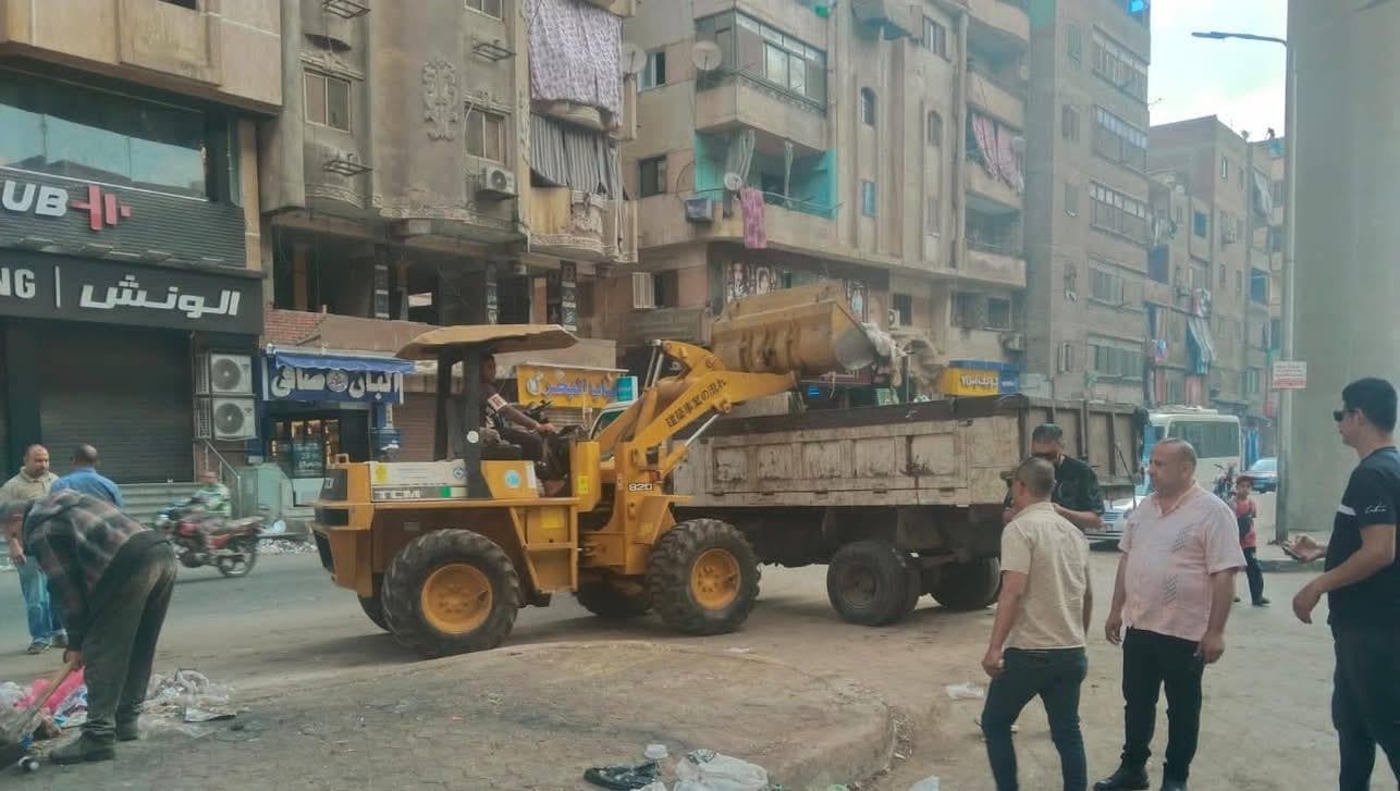 "نظافة الجيزة" تشن حملة بإمبابة والوراق لرفع القمامة وضبط الفريزة.. صور