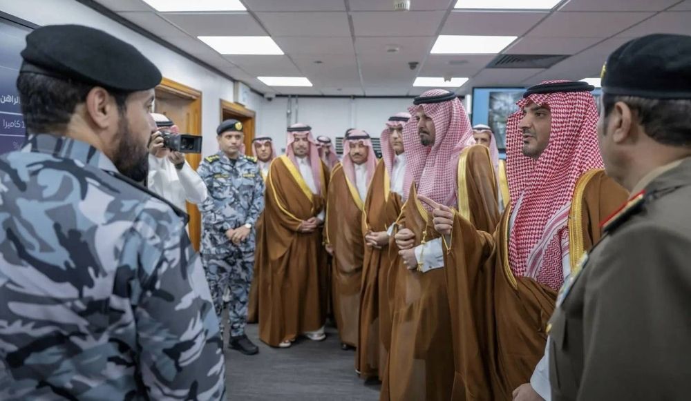 وزير الداخلية يتابع سير العمل في مركز عمليات أمن المسجد النبوي بحضور أمير المدينة
