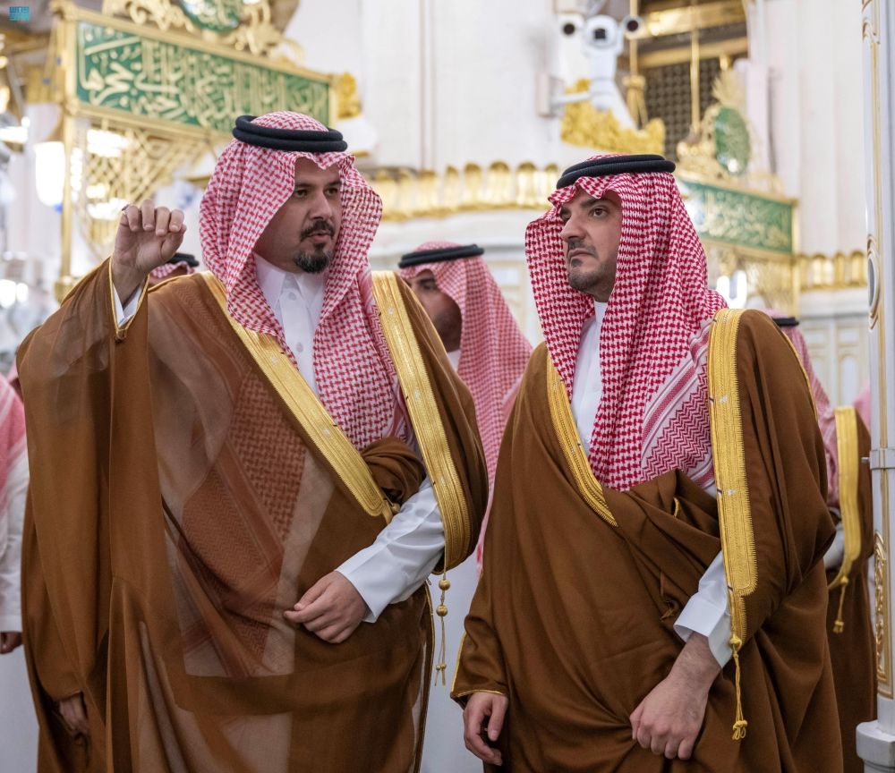 وزير الداخلية يزور المسجد النبوي ويؤدي الصلاة في الروضة الشريفة