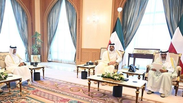 أمير الكويت يتسلم رسالة من أمير قطر حول التطورات الإقليمية والدولية