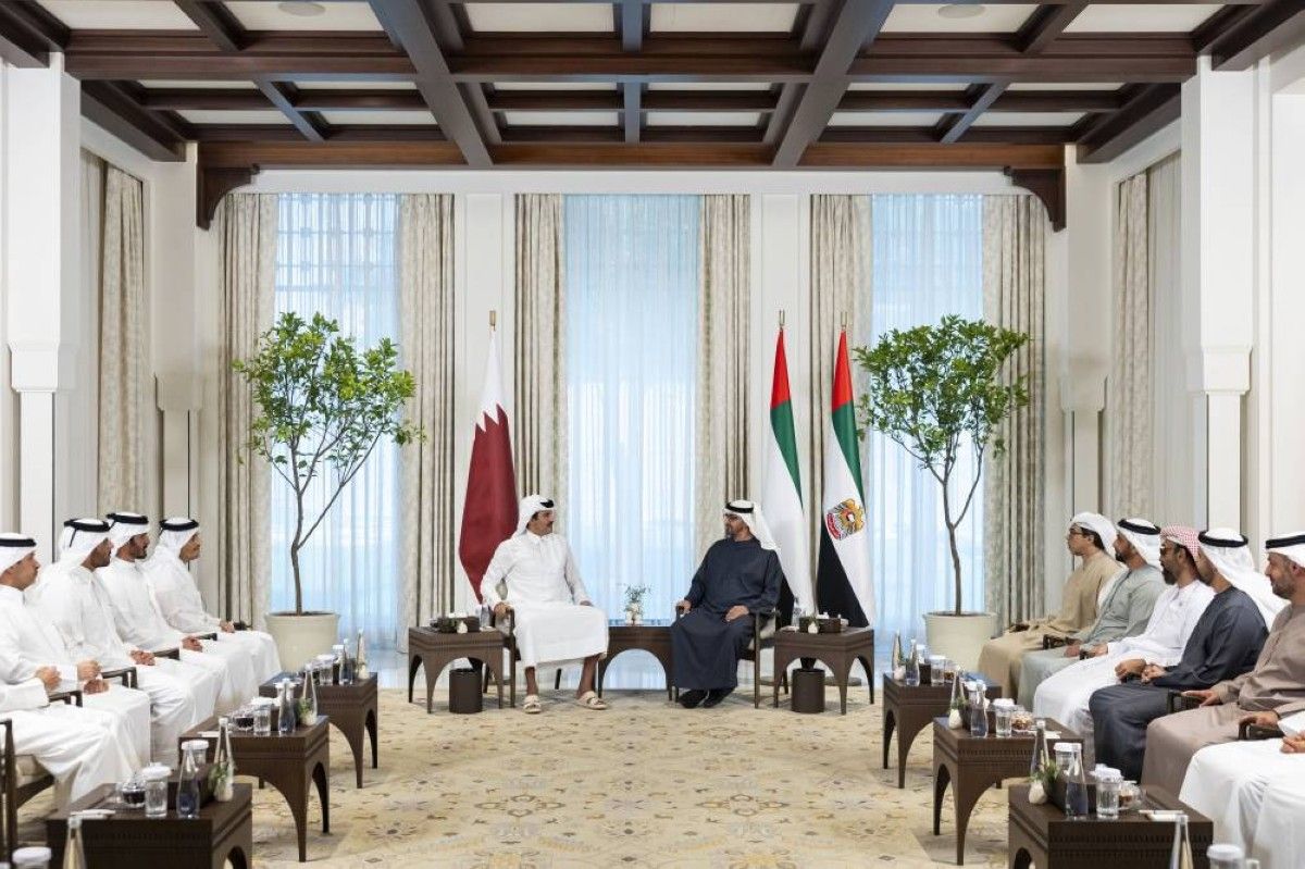 الخليج اليوم .. رئيس الدولة وأمير قطر يبحثان في أبوظبي العلاقات الأخوية
