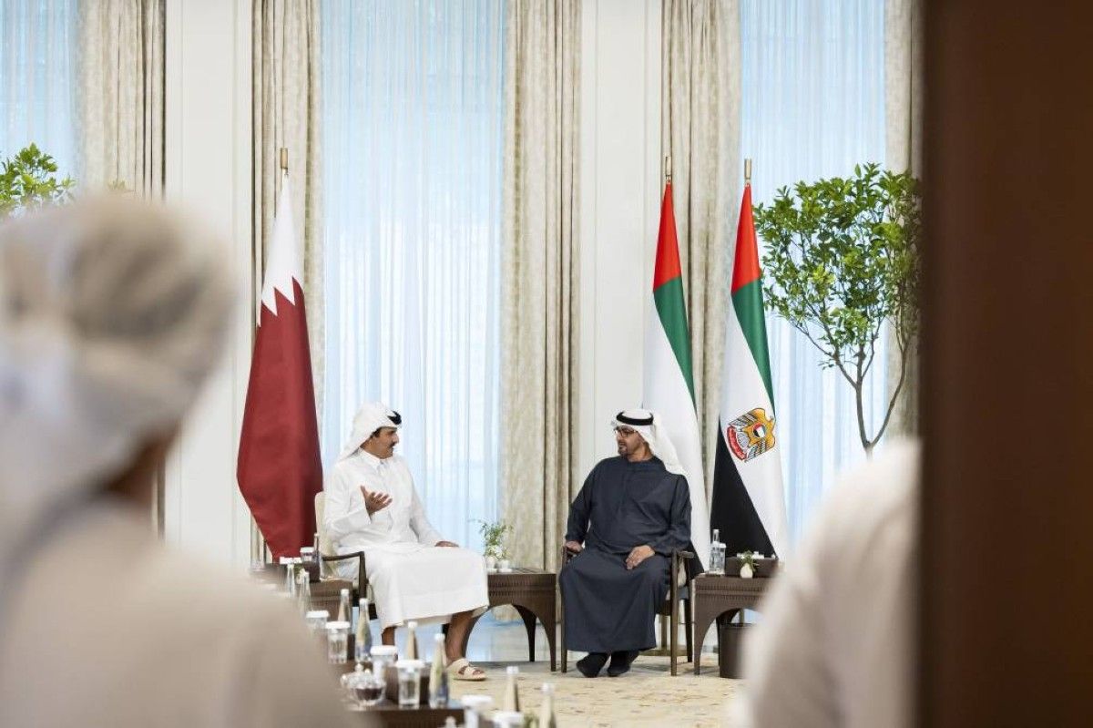 الخليج اليوم .. رئيس الدولة وأمير قطر يبحثان في أبوظبي العلاقات الأخوية