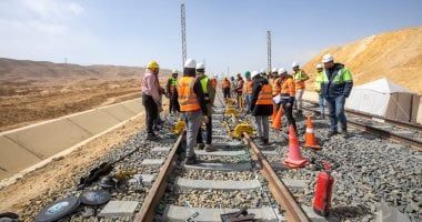 شاهد أعمال تركيب القضبان بالخط الأول للقطار السريع.. صور