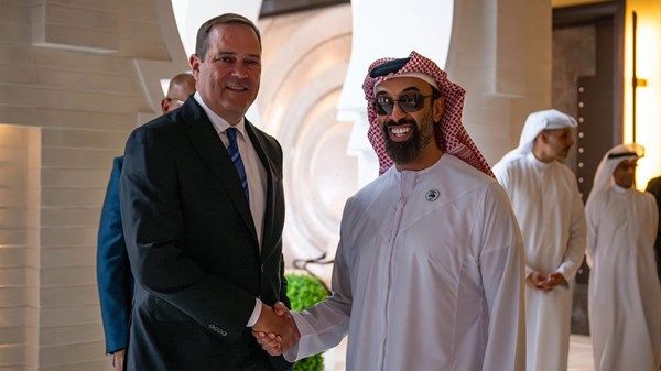 طحنون بن زايد يناقش مع تشاك روبينز تعزيز الشراكة وآفاق التعاون