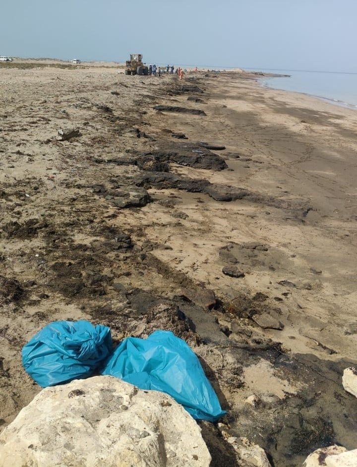 استمرار جهود مكافحة تسرب بقعة زيت على شواطئ أبورديس مساحتها من 3 إلى 5 كيلو