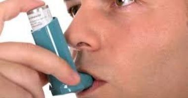 متى يجب على مريض الربو استشارة الطبيب خلال فترة الحج؟ الصحة تجيب.. إنفوجراف