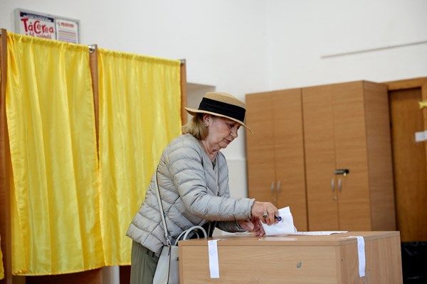 الناخبون في رومانيا يدلون بأصواتهم في انتخابات الرئاسة