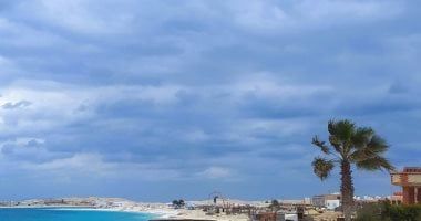 طقس اليوم مائل للحرارة نهارا وتوقعات بسقوط أمطار والعظمى بالقاهرة 26 درجة