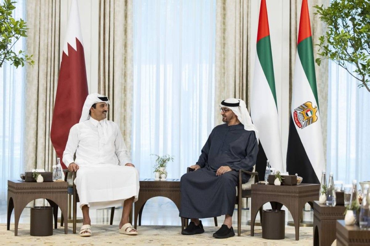 الخليج اليوم .. رئيس الدولة وأمير قطر يبحثان في أبوظبي العلاقات الأخوية