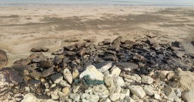 استمرار جهود مكافحة تسرب بقعة زيت على شواطئ أبورديس مساحتها من 3 إلى 5 كيلو
