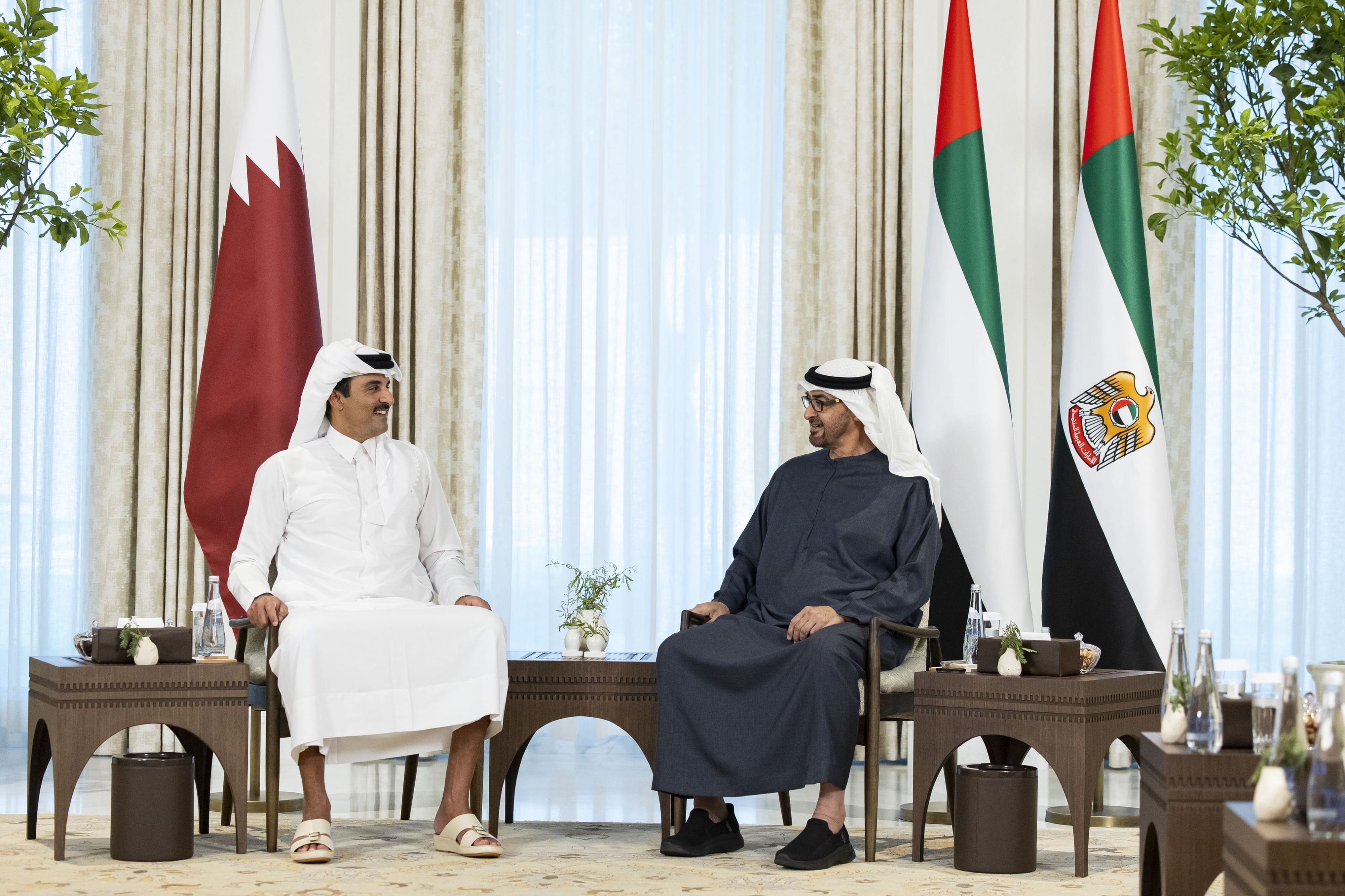 الامارات | رئيس الدولة وأمير قطر يبحثان في أبوظبي العلاقات الأخوية وعدداً من القضايا والتطورات الإقليمية والدولية