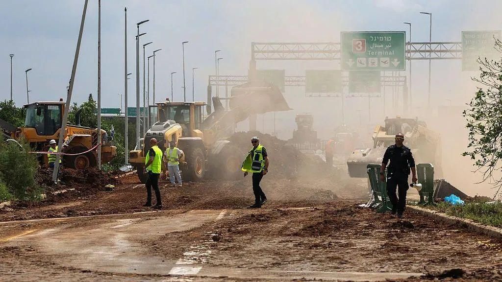 الحوثيون يستهدفون مطار بن غوريون بصاروخ باليستي، وإسرائيل تتوعد بالرد