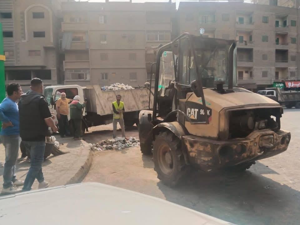 "نظافة الجيزة" تشن حملة بإمبابة والوراق لرفع القمامة وضبط الفريزة.. صور