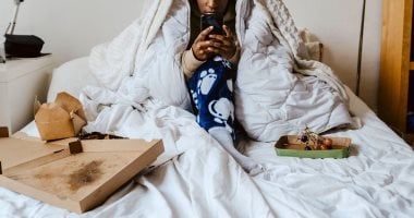 مش بيخرجوا من الأوضة.. ما هو مفهوم "تعفن السرير" وعلاقته بجيل Z