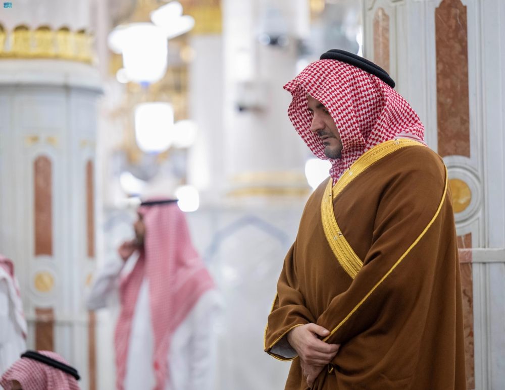 وزير الداخلية يزور المسجد النبوي ويؤدي الصلاة في الروضة الشريفة