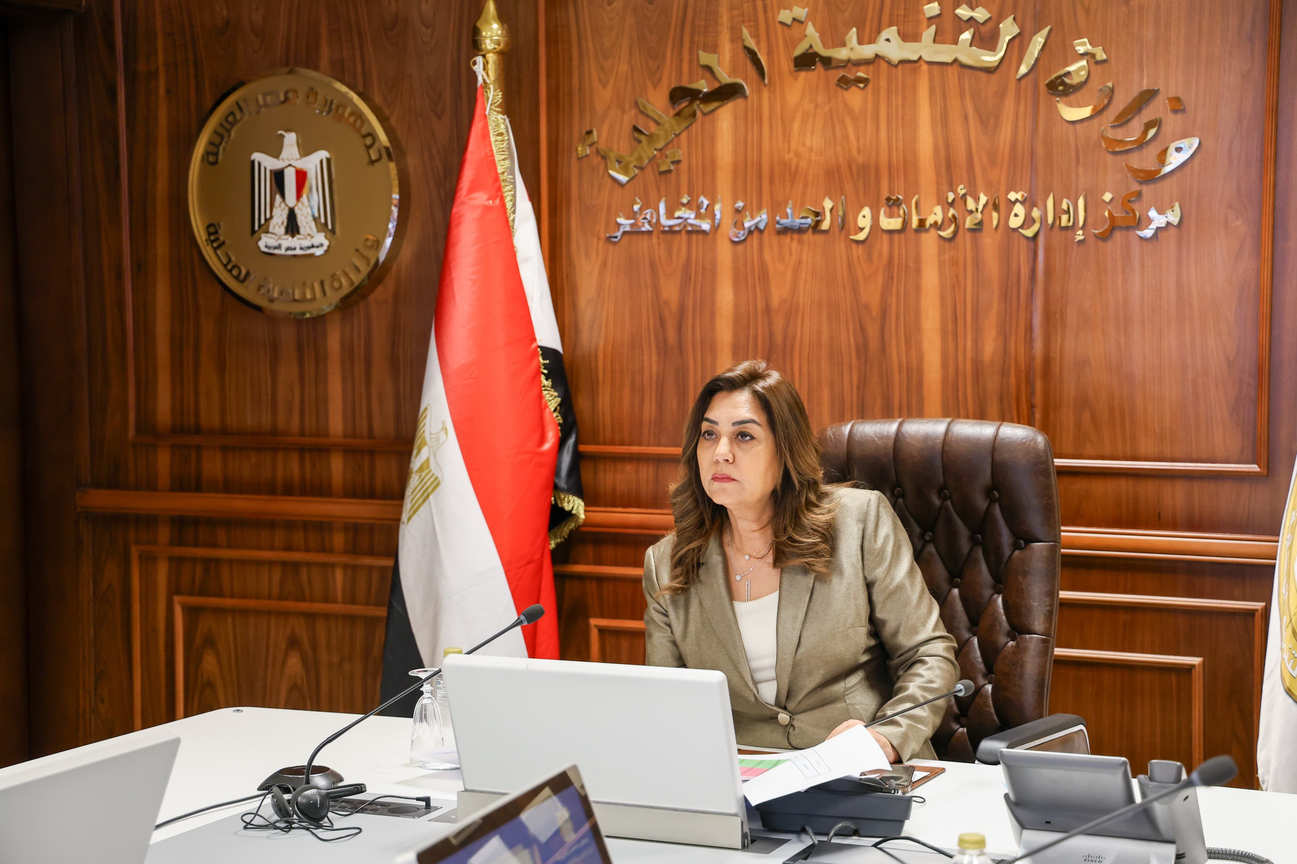 وزيرة التنمية المحلية لسكرتيرى عموم المحافظات: "سيبوا المكاتب وانزلوا الشارع"