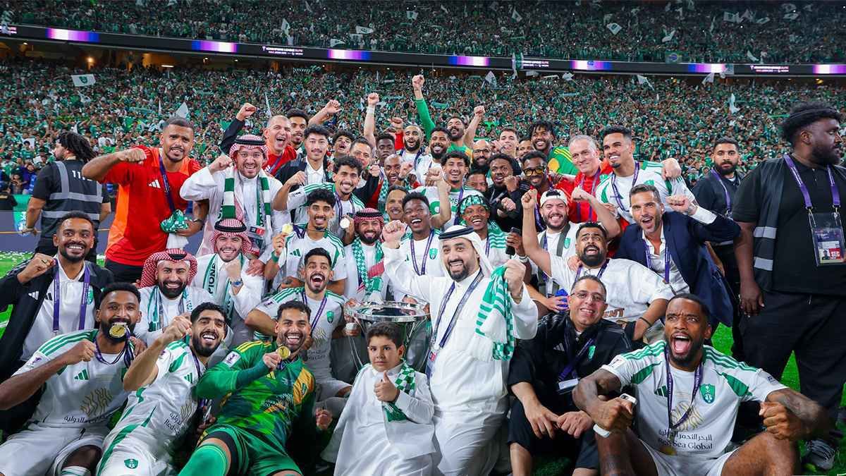 شاهد بالفيديو.. الإعلامي السوداني حازم حلمي يقود الجمهور لتشجيع الأهلي السعودي في نهائي أبطال آسيا من المدرجات