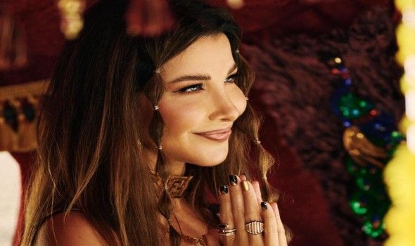 نانسي عجرم تتفاعل مع سيدة بالغناء خلال حفلها بـ «المتحف المصري»