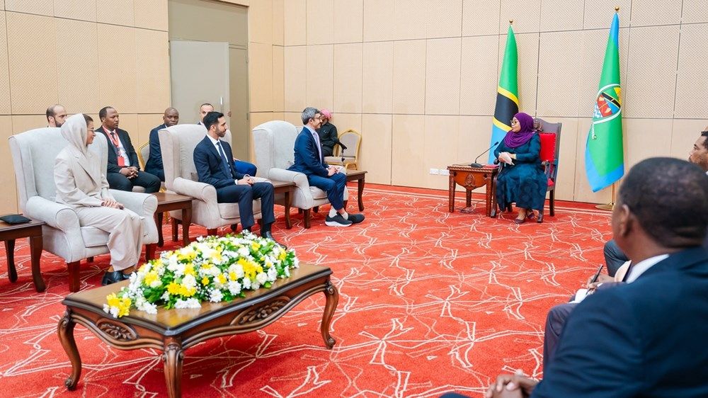 رئيس الدولة يمنح رئيسة تنزانيا «وسام أم الإمارات»