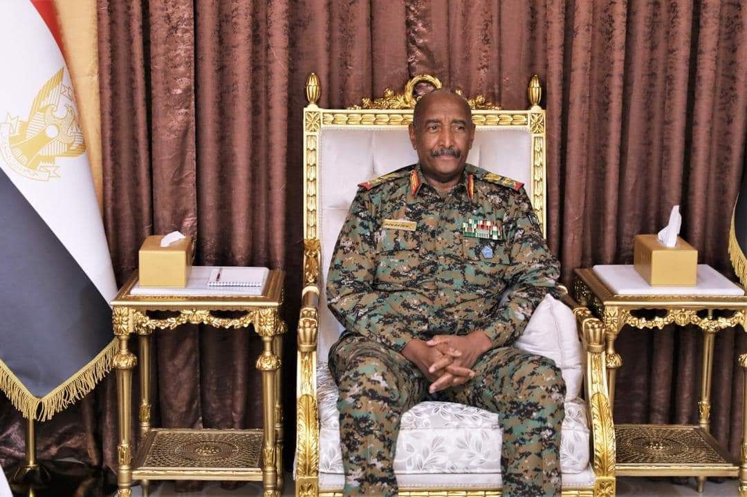 بالفيديو.. مواطن سوداني يستيقظ من نومه ويتفاجأ برئيس مجلس السيادة جالس أمامه.. شاهد ردة فعله التي أضحكت الآلاف