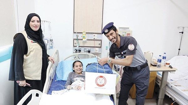 شرطة أبوظبي و«الهلال الأحمر» يسعدان المرضى بمستشفى مدينة زايد