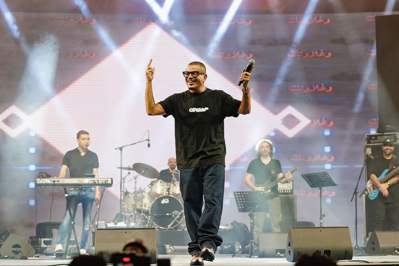عمرو دياب يُحيى حفلا ضخما فى دبى وسط الآلاف من الجمهور