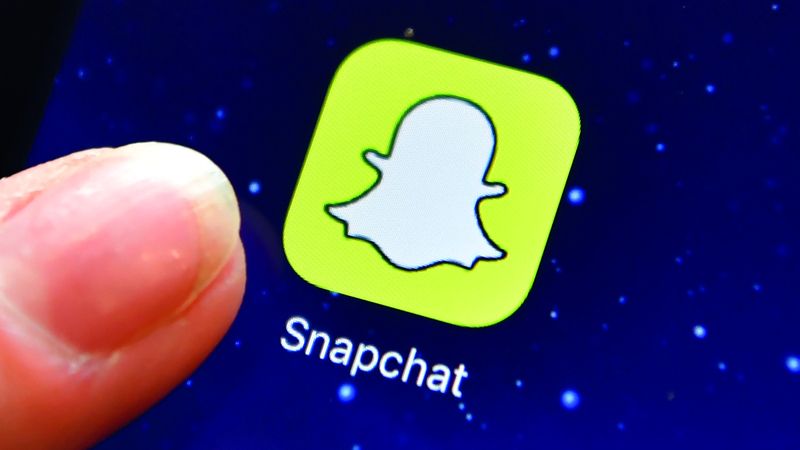 الامارات | 3000 درهم تعويضاً لشاب هـدده «مراهق» عبر «سناب شات»