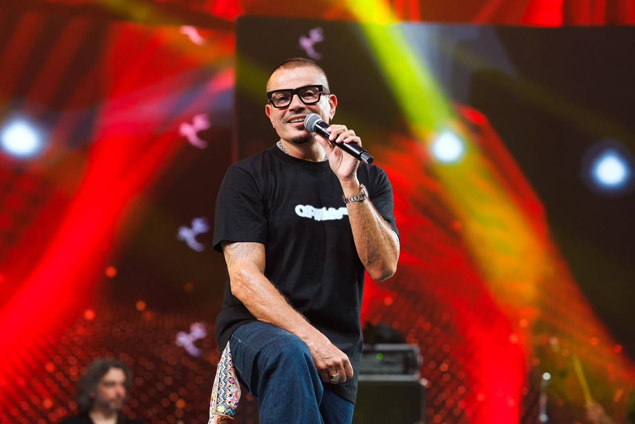 عمرو دياب يُحيى حفلا ضخما فى دبى وسط الآلاف من الجمهور