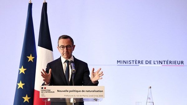 فرنسا تشدد شروط الحصول على جنسيتها
