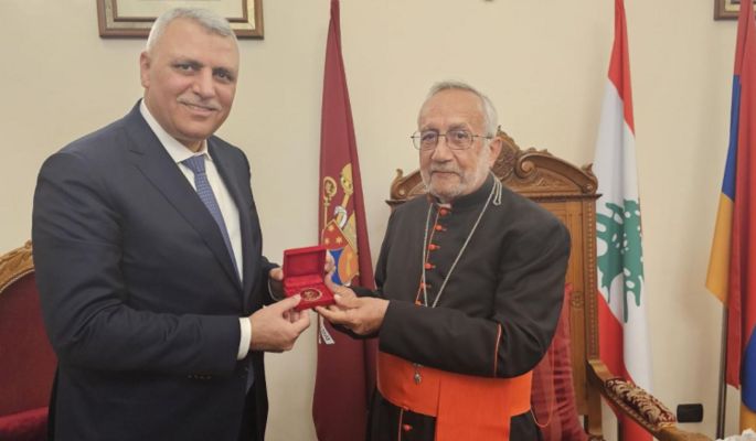 ميناسيان استقبل المدير العام للأمن العام وقدم له ميدالية الكاردينال أغاجانيان تقديرا لعطاءاته