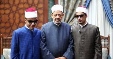 شيخ الأزهر يستقبل والدة الطالب الأزهري محمد أحمد حسن رفقة أولادها