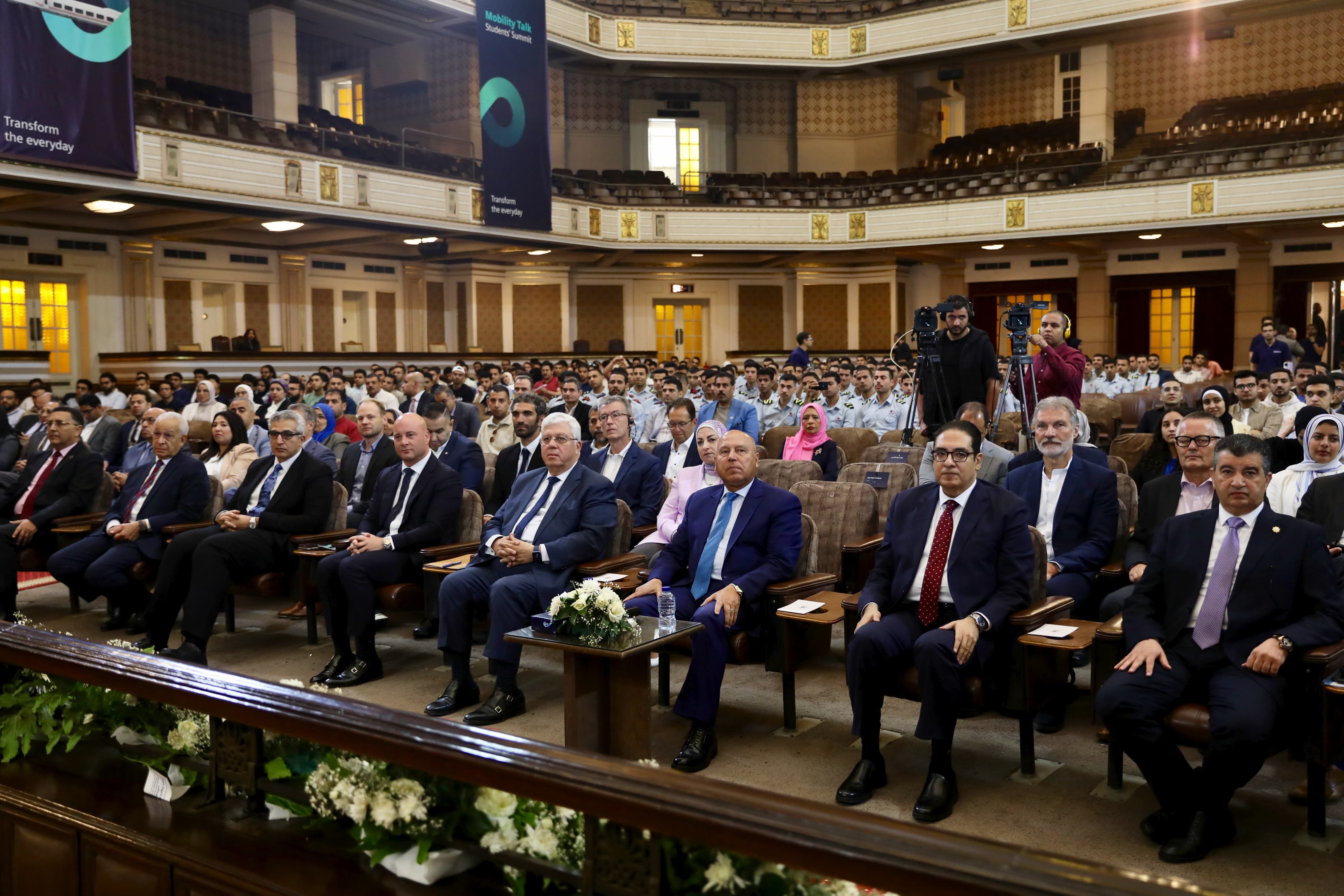 كامل الوزير: إنشاء شبكة القطار الكهربائى السريع لخلق محور لوجيستى يربط البحرين الأحمر والمتوسط
