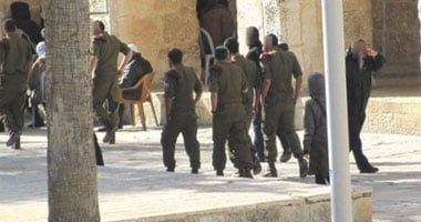عشرات المستوطنين يقتحمون باحات المسجد الأقصى تحت حماية شرطة الاحتلال