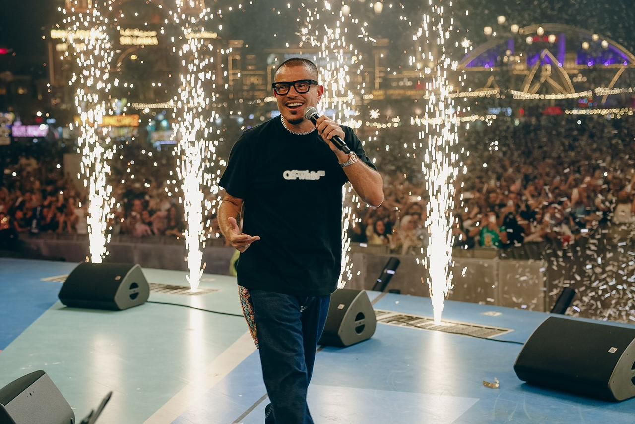 عمرو دياب يُحيى حفلا ضخما فى دبى وسط الآلاف من الجمهور