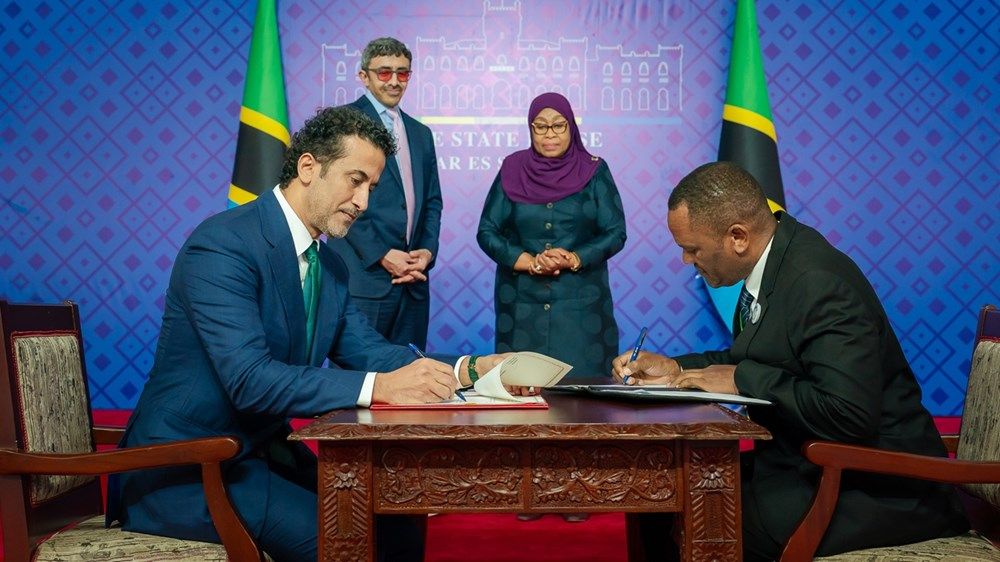 رئيس الدولة يمنح رئيسة تنزانيا «وسام أم الإمارات»