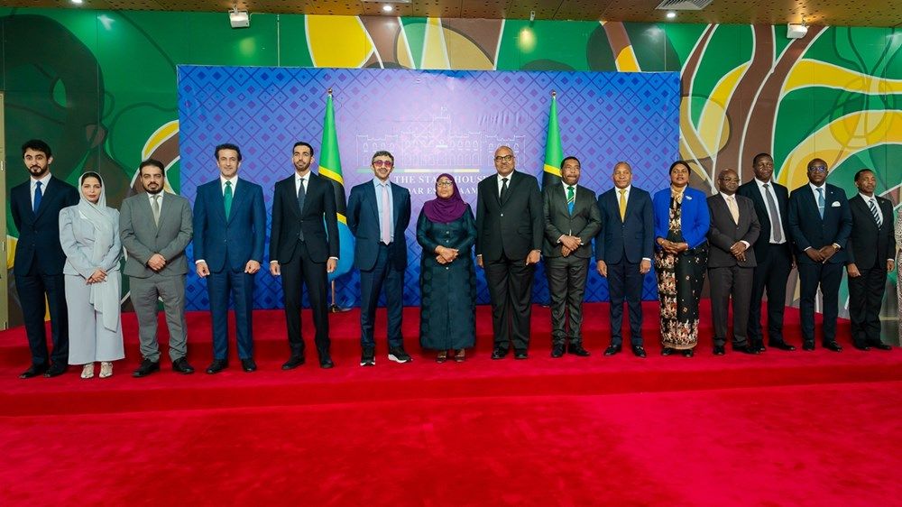 رئيس الدولة يمنح رئيسة تنزانيا «وسام أم الإمارات»