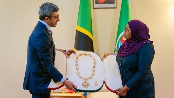رئيس الدولة يمنح رئيسة تنزانيا «وسام أم الإمارات»