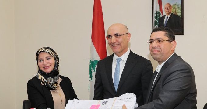 وزارة الداخلية: الحجار أشرف على تسليم المكاوي نتائج الإنتخابات للمديرية العامة للشؤون السياسية واللاجئين