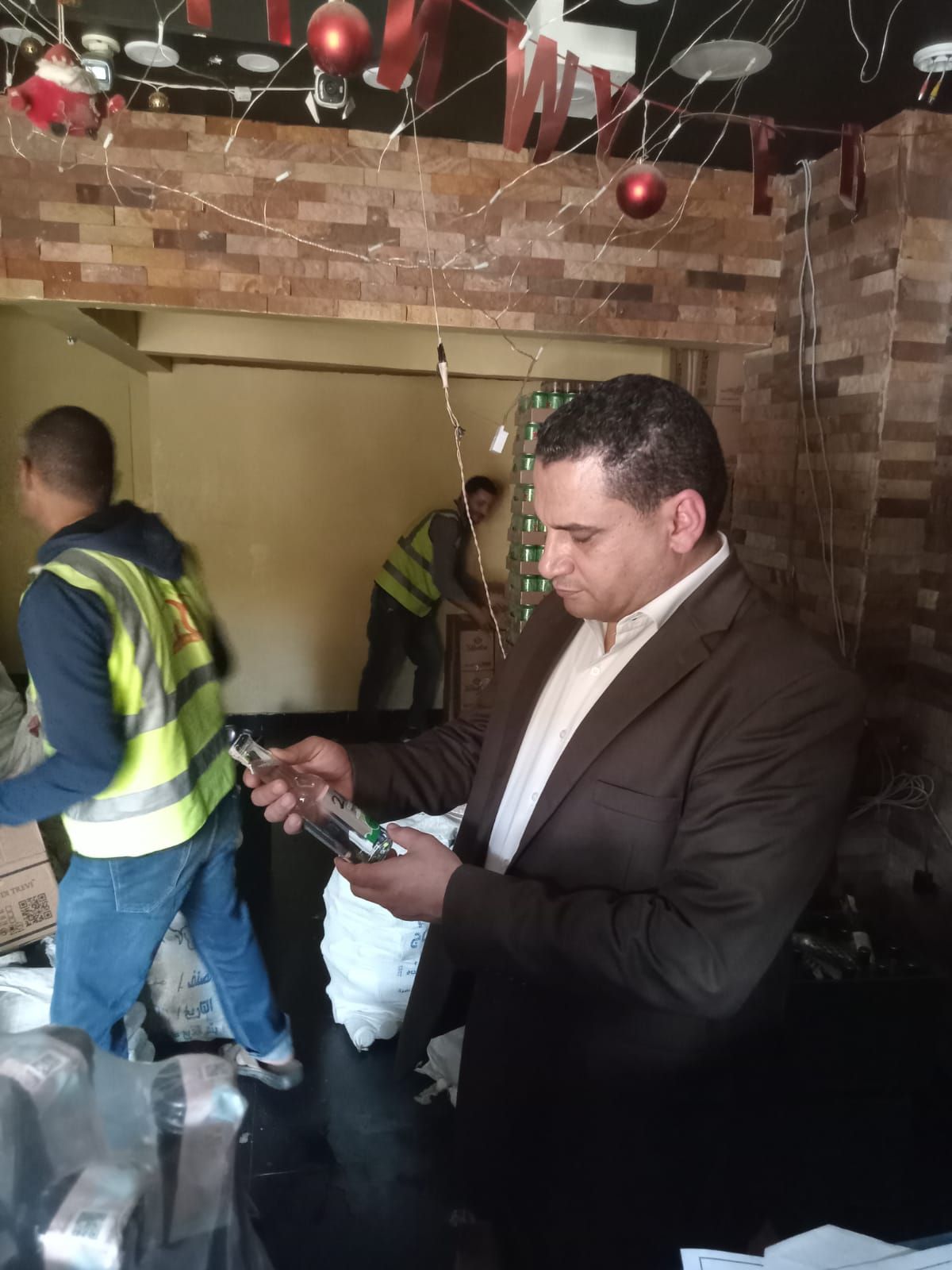 ضبط 7000 زجاجة مشروبات كحولية داخل منشأة غير مرخصة بمدينة الشيخ زايد