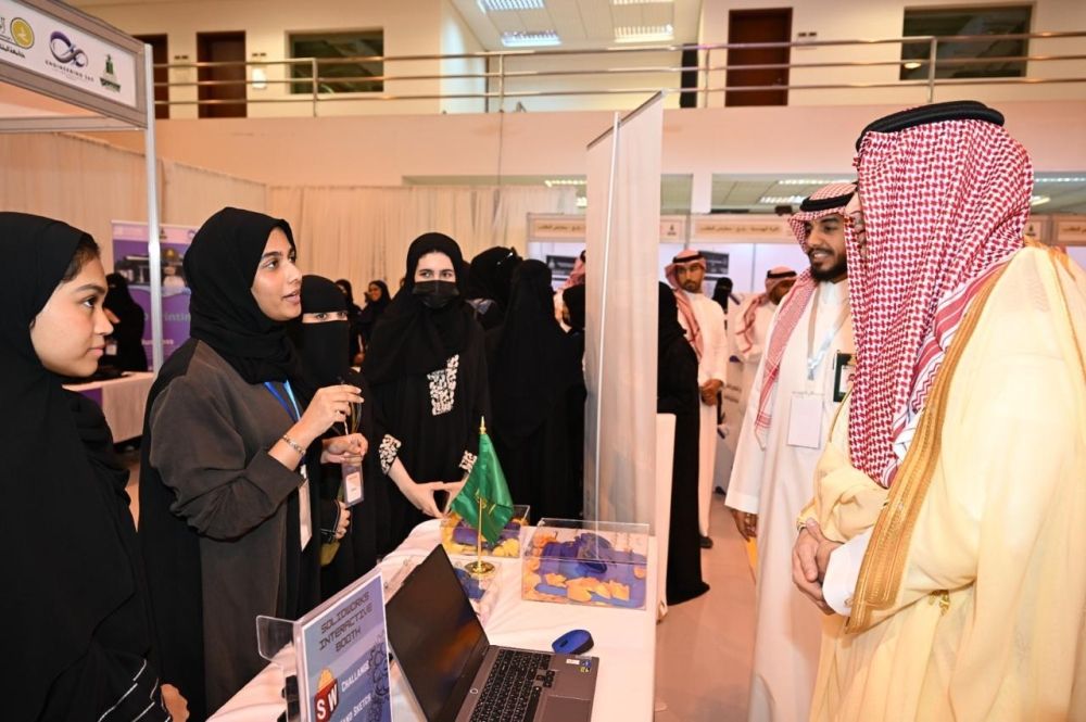 صور.. المعرض الهندسي بجامعة الملك عبدالعزيز يبرز إبداعات الطلاب