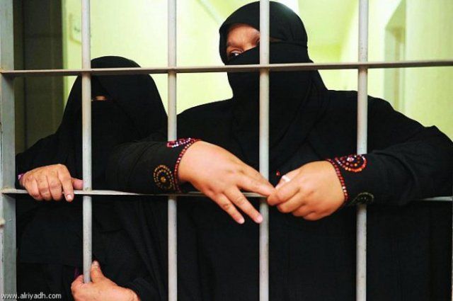 عندما تُسجن المرأة