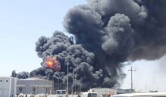 "الجزيرة": مسيّرة قصفت خزانات وقود داخل مطار بورتسودان ما تسبب بانفجار واندلاع حريق