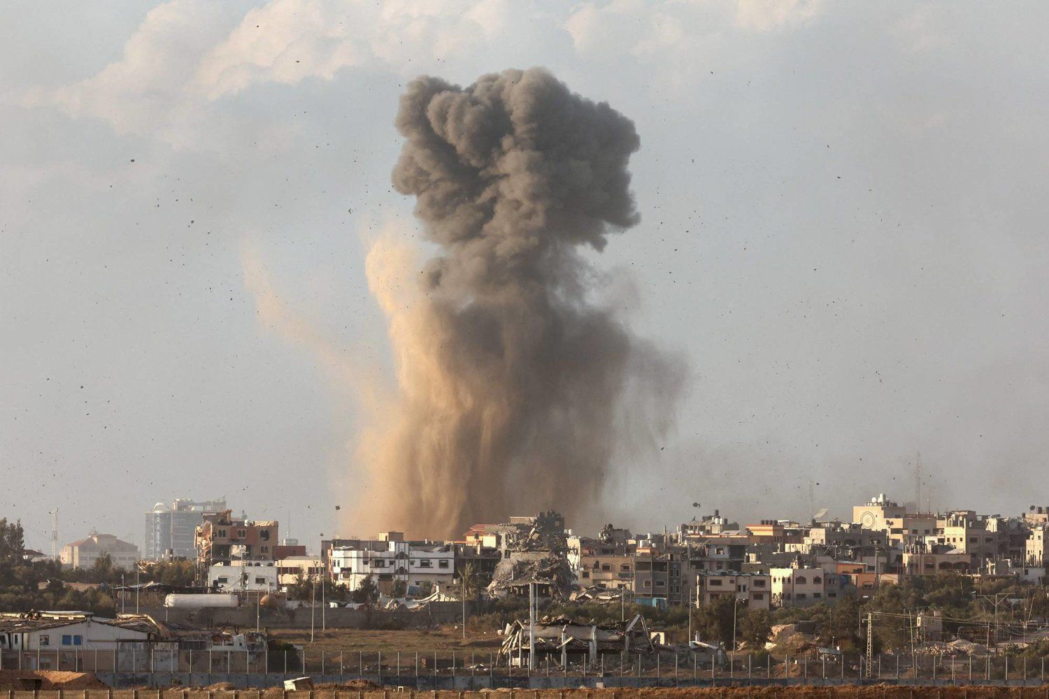 استشهاد 17 فلسطينيًا في قصف الاحتلال الإسرائيلي مركز إيواء للنازحين وسط قطاع غزة