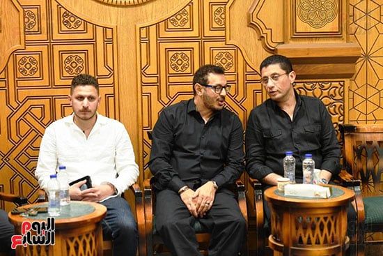 عمرو الفقى يتلقى عزاء وليد مصطفى بمسجد الشرطة فى الشيخ زايد