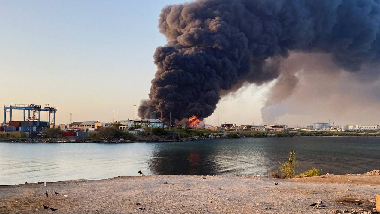 هجوم واسع بالمسّيرات يستهدف بورتسودان مجددا ما تسبب في اندلاع عدة حرائق وأثار حالة من الخوف والذعر الشديدين في صفوف السكان