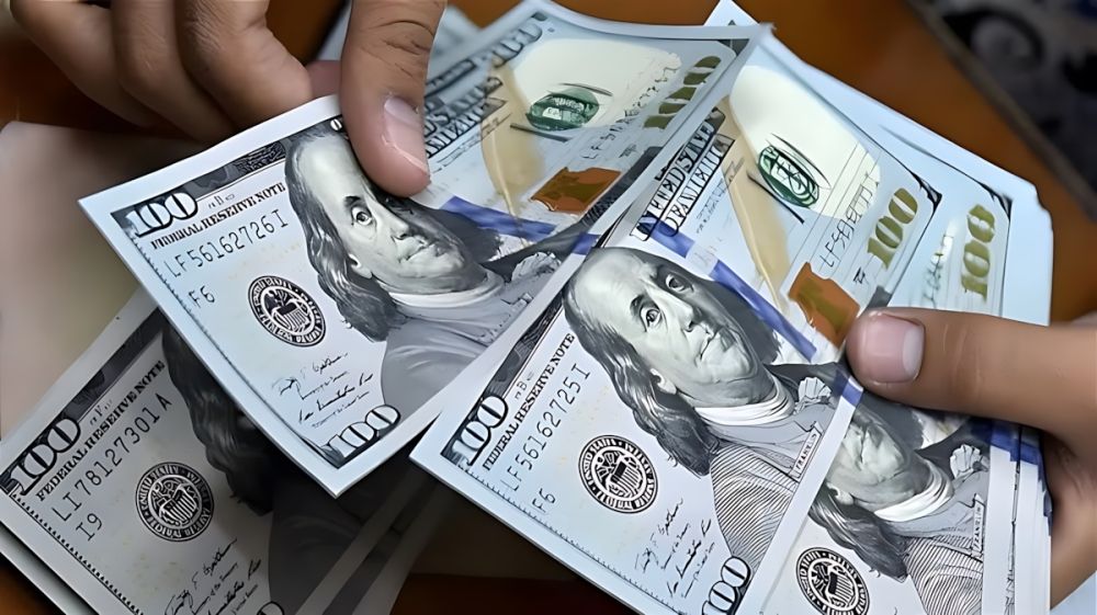 تراجع الدولار مع عدم اليقين بشأن السياسات التجارية الأمريكية