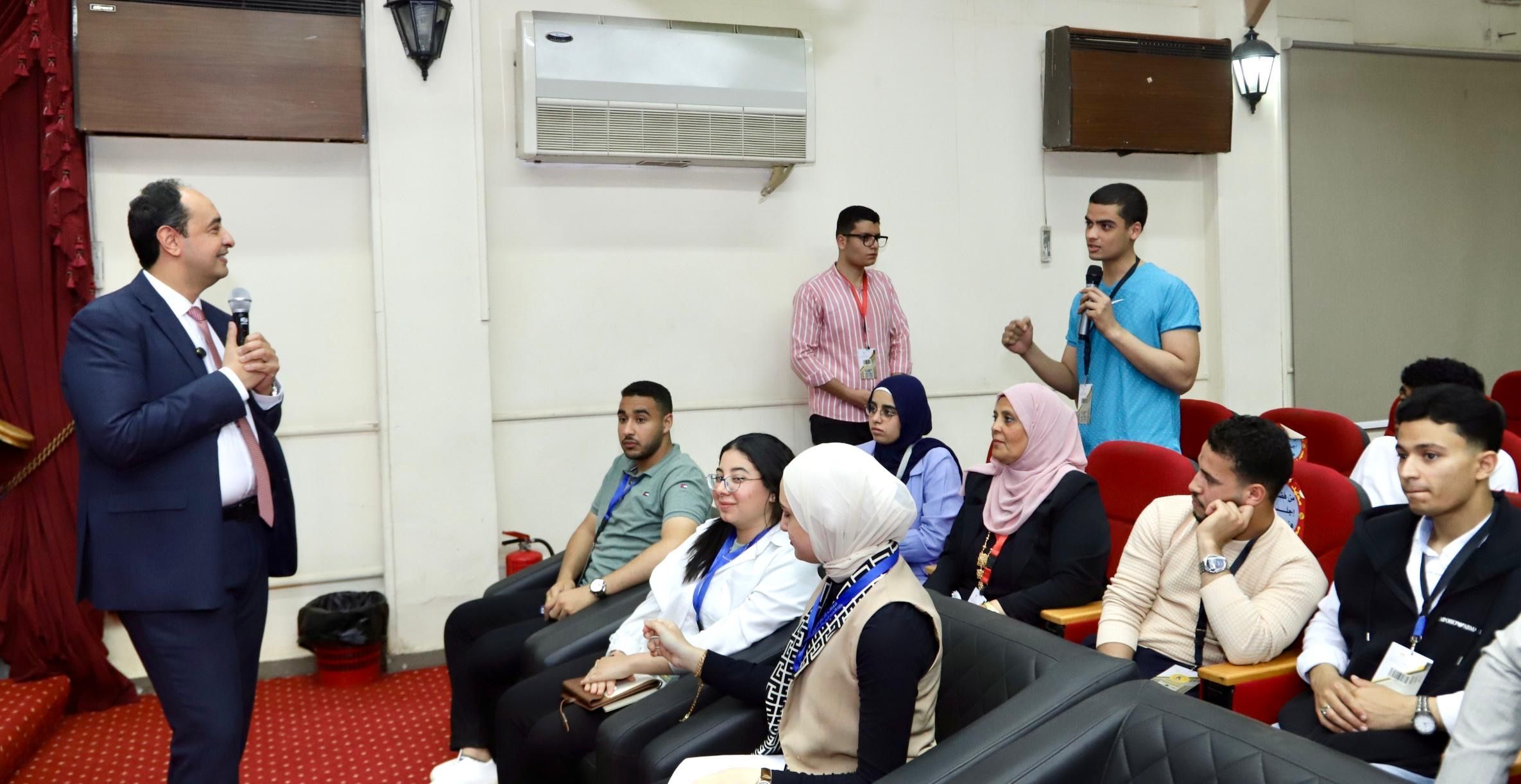 مدير صندوق مكافحة الإدمان يحاور طلاب الجامعات حول الاستراتيجية الوطنية لمكافحة المخدرات