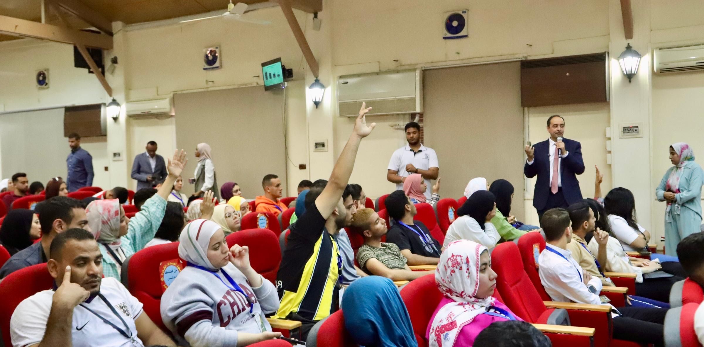 مدير صندوق مكافحة الإدمان يحاور طلاب الجامعات حول الاستراتيجية الوطنية لمكافحة المخدرات
