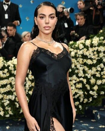 جورجينا رودريغيز تستوحي إطلالتها من الأميرة ديانا في أولى إطلالاتها في حفل الـ MET Gala