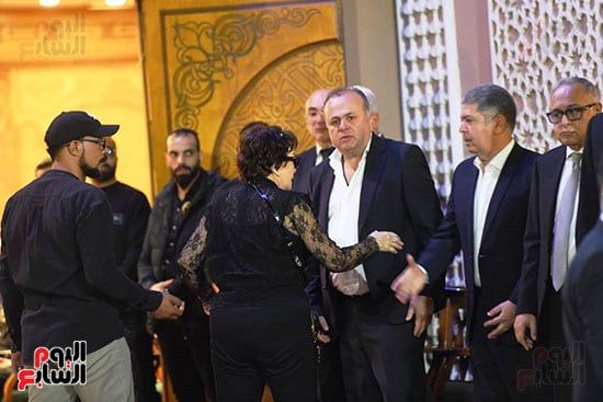 عمرو الفقى يتلقى عزاء وليد مصطفى بمسجد الشرطة فى الشيخ زايد